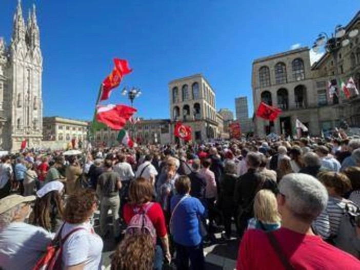 25 aprile, a Milano palestinesi contestano Sala. A Roma bruciate bandiere Nato e Ue