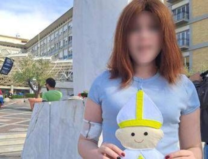 Papa, la 13enne Varvara gli dona un Pontefice di pannolenci in miniatura: "Lo proteggerà dalla malattia"