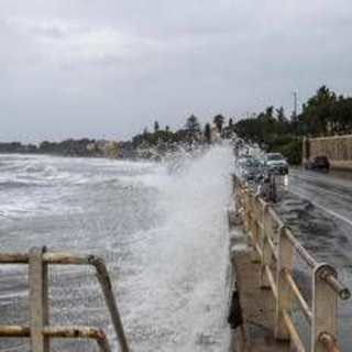 Pioggia, burrasca e forti mareggiate: è allerta meteo arancione in Sardegna Pioggia, burrasca e forti mareggiate: è allerta meteo arancione in Sardegna