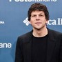 Eisenberg dribbla domanda su elezioni americane: "Provo disagio a parlarne". E Moore non risponde