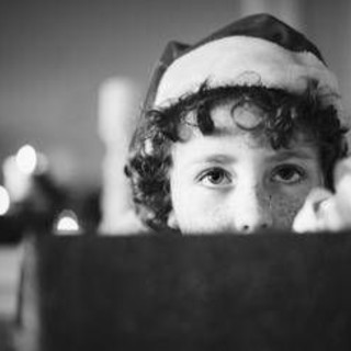 Natale, doni ai bimbi a mezzanotte? La pediatra: "Meglio scartarli il mattino dopo, ecco perché"