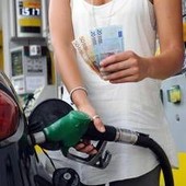 Caro carburanti, anche IP mette un tetto ai prezzi dopo Eni: sconto per 8.500 distributori