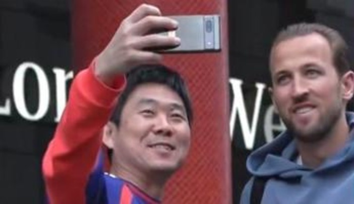 Mondiali, il selfie del ct del Giappone con Kane