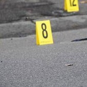 Spara tre volte contro la palazzina di fronte, poi si toglie la vita