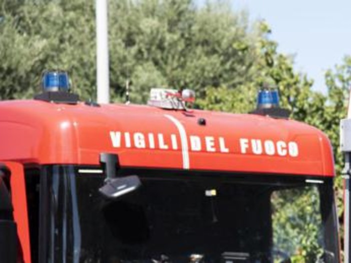 Lodi, auto avvolta dalle fiamme: trovata una persona morta all'interno