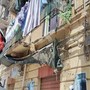Crolla balcone mentre stende i panni, grave donna di 56 anni a Palermo