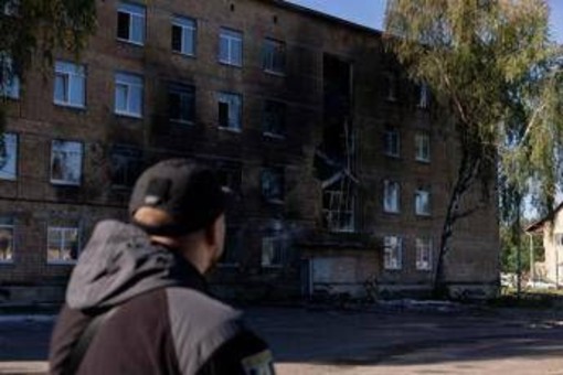 Ucraina, drone russo colpisce scuola a Kiev: paura e bambini nei rifugi