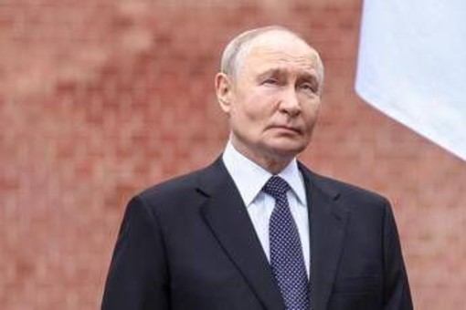 Putin compie 74 anni: dal trattore al coccodrillo, ecco i regali più assurdi ricevuti