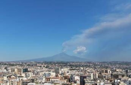 Etna, cenere sull'aeroporto di Catania e nuove limitazioni: 12 arrivi ogni ora fino alle 18