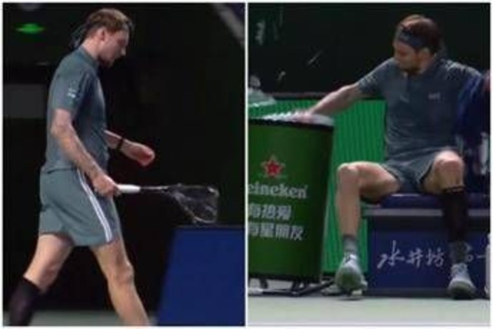 Bublik, furia a Shanghai: spacca la racchetta e tira pugni. Poi si fa male Bublik, furia a Shanghai: spacca la racchetta e tira pugni. Poi si fa male