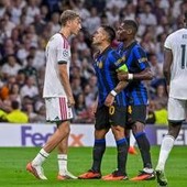 Real Madrid-Inter, Huijsen litiga con Lautaro Martinez e Barella Real Madrid-Inter, Huijsen litiga con Lautaro Martinez e Barella