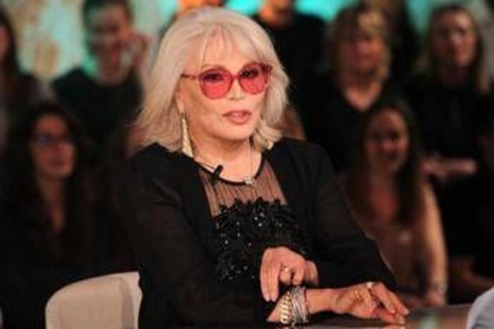 Amanda Lear a Belve: "Dalì era impotente, Bowie? Faceva un po' schifo..." Amanda Lear a Belve: "Dalì era impotente, Bowie? Faceva un po' schifo..."