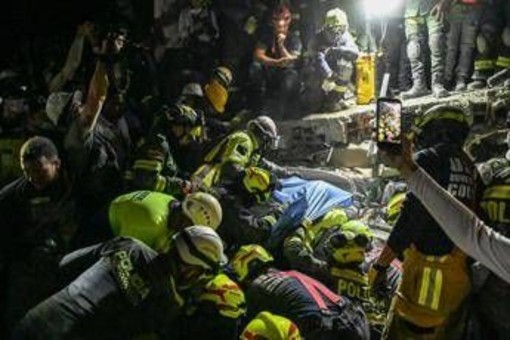 Terremoto in Colombia, donna di 32 anni estratta viva dalle macerie di un albergo tre giorni dopo il sisma: "C'è speranza"