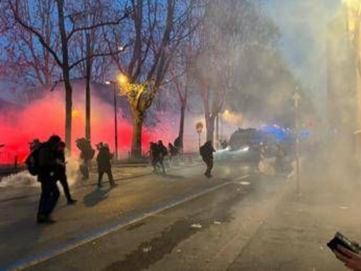 Scontri a corteo per Askatasuna, petardi e bombe carta contro le forze dell'ordine Scontri a corteo per Askatasuna, petardi e bombe carta contro le forze dell'ordine