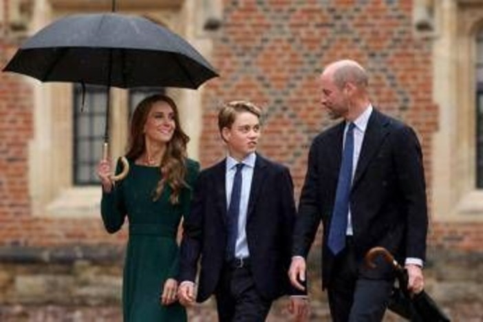 Principe George, primo giorno di college a Eton: accompagnato da mamma Kate e papà William Principe George, primo giorno di college a Eton: accompagnato da mamma Kate e papà William