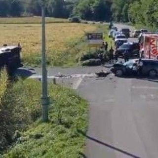 Scontro tra auto e scuolabus con 30 bambini a bordo, 5 feriti