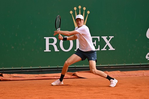 Esordio convincente per Sinner a Montecarlo, avanti Berrettini, fuori Darderi