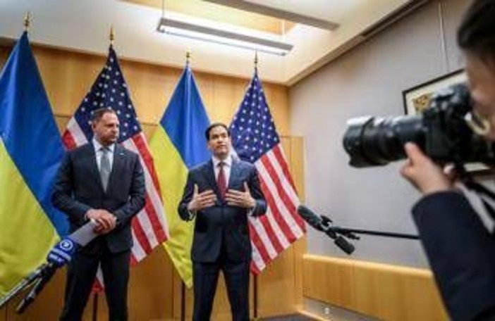 Usa-Ucraina, dichiarazione congiunta: "Accordo di pace deve rispettare sovranità Kiev" Usa-Ucraina, dichiarazione congiunta: "Accordo di pace deve rispettare sovranità Kiev"