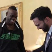 Balotelli a New York dal sindaco Mamdani, stretta di mano e maglia del Ghana in dono