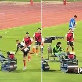 Calciatore investito in campo, l'incidente da brividi