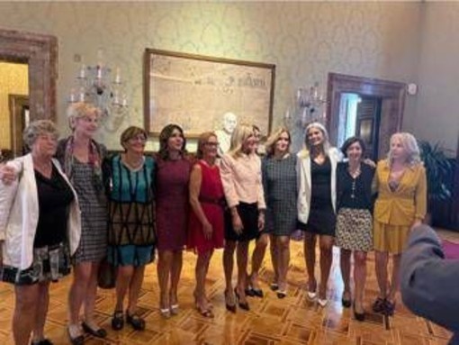 Senatrici del centrosinistra in minigonna per protesta contro Tajani, scoppia la polemica in Aula Senatrici del centrosinistra in minigonna per protesta contro Tajani, scoppia la polemica in Aula