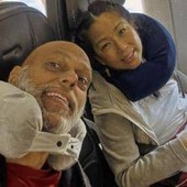 Max Parisi, il viaggio in Usa per il tumore al pancreas: "Con nuovo farmaco spero di arrivare a Natale". L'oncologa: "Non risolutivo" Max Parisi, il viaggio in Usa per il tumore al pancreas: "Con nuovo farmaco spero di arrivare a Natale". L'oncologa: "Non risolutivo"