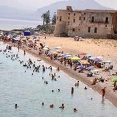 Caldo record, venerdì bollente: oggi bollino rosso in 9 città, c'è anche Roma
