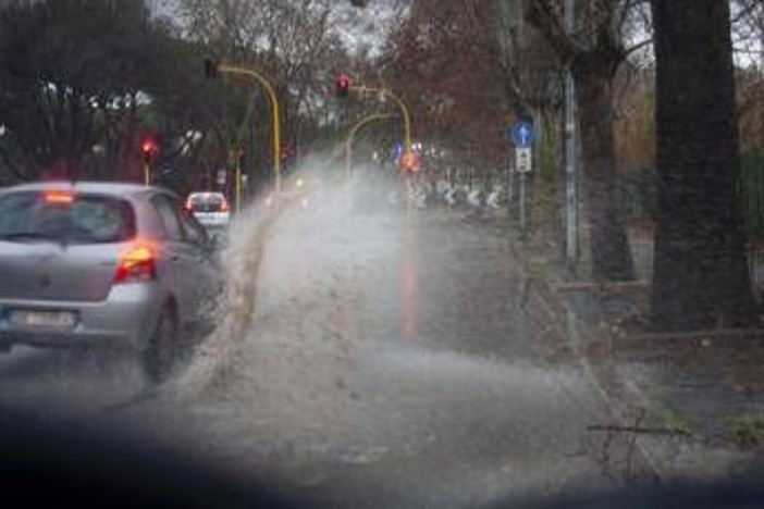 Maltempo, un morto nel Senese. Una donna annega in auto a Udine