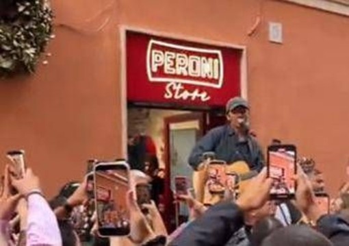 Fulminacci, il live a sorpresa a Roma per i fans? No per una birra Fulminacci, il live a sorpresa a Roma per i fans? No per una birra