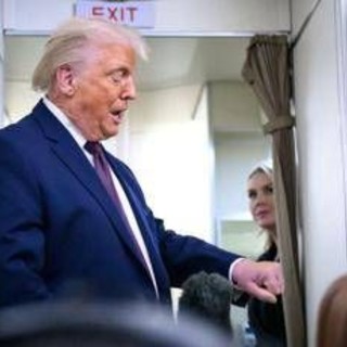 Trump e il livido sulla mano: "Ho sbattuto, sto benissimo" Trump e il livido sulla mano: "Ho sbattuto, sto benissimo"