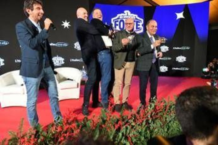 Crosetto prova a prendere in braccio Renzi, siparietto ad Atreju Crosetto prova a prendere in braccio Renzi, siparietto ad Atreju