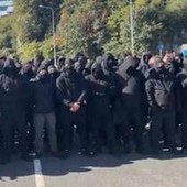 Gb, centinaia di manifestanti incappucciati bloccano Dover: "Fermate le barche dei migranti"