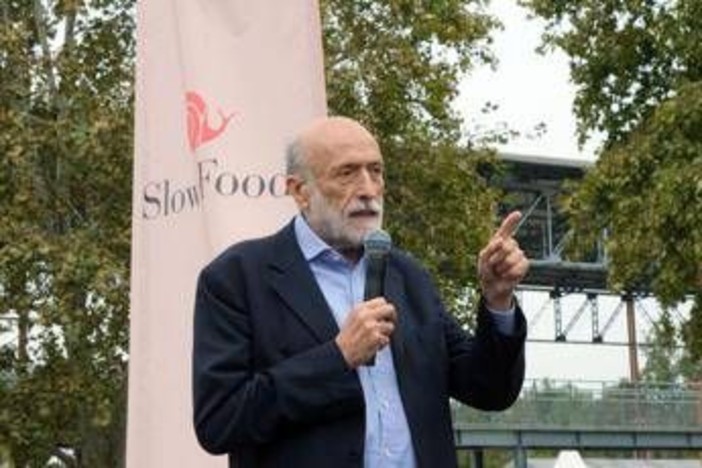 E' morto Carlo Petrini, addio al fondatore di Slow Food: aveva 76 anni E' morto Carlo Petrini, addio al fondatore di Slow Food: aveva 76 anni