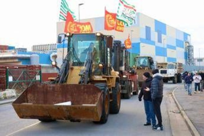 Genova, lavoratori ex Ilva bloccano strada con i mezzi da cantiere: &quot;Mille posti a rischio&quot;