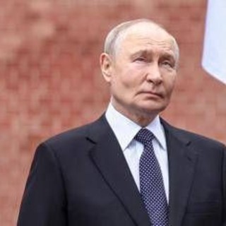 Putin compie 74 anni: dal trattore al coccodrillo, ecco i regali più assurdi ricevuti