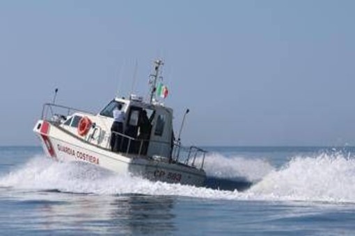 Ponza, trovato in mare il cadavere di un uomo con maschera e pinne Ponza, trovato in mare il cadavere di un uomo con maschera e pinne