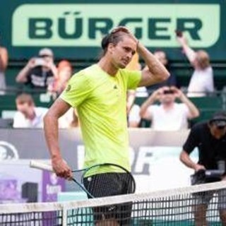 Zverev, imprevisto ad Halle: interrompe il match con Cobolli e corre in bagno - Il video