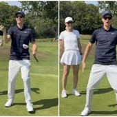 Sinner, buca a golf ed esultanza... alla Ronaldo