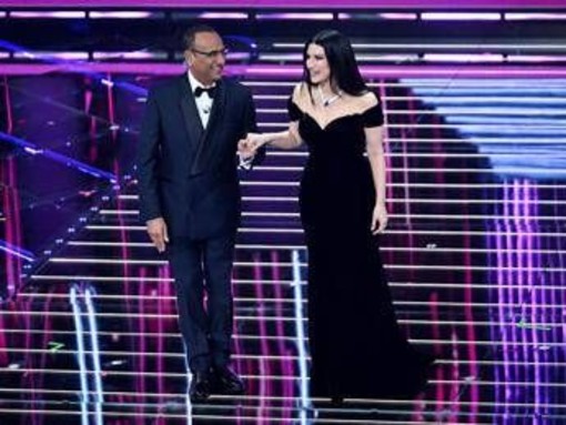 Sanremo 2026, Laura Pausini 'inciampa' sulle parole: lo 'sfottò' di Can Yaman Sanremo 2026, Laura Pausini 'inciampa' sulle parole: lo 'sfottò' di Can Yaman
