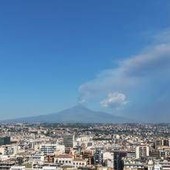 Etna, nube di cenere di 4 chilometri dal vulcano: scatta allerta rossa per l'aviazione Etna, nube di cenere di 4 chilometri dal vulcano: scatta allerta rossa per l'aviazione