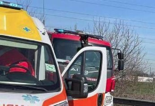 Scontro tra bus pieno di studenti e un'auto ad Arignano, un morto e una ventina di contusi Scontro tra bus pieno di studenti e un'auto ad Arignano, un morto e una ventina di contusi