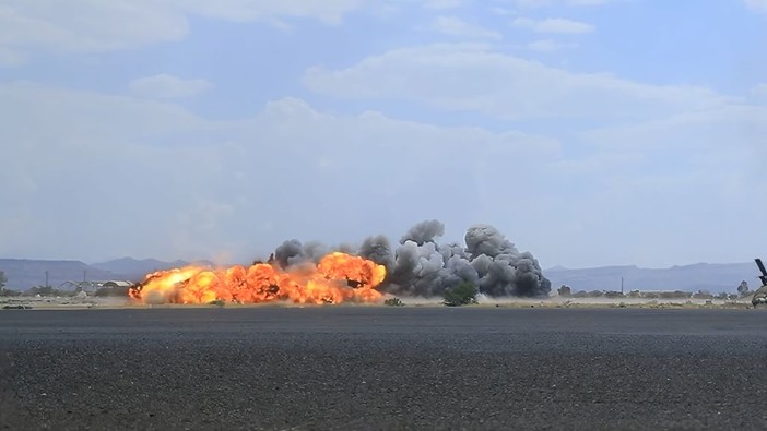 Missile Houthi su aeroporto di Riad, almeno 12 morti e oltre 300 feriti