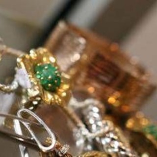 Da gioielli famiglia a posate nonna, è corsa ai compro oro