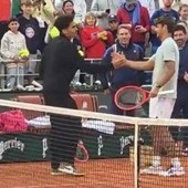 Roland Garros, la semifinale non si gioca? Cobolli si allena con un tifoso sul Centrale Roland Garros, la semifinale non si gioca? Cobolli si allena con un tifoso sul Centrale