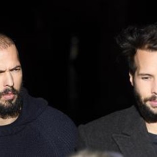 L'influencer della 'manosfera' Andrew Tate e il fratello Tristan arrestati a Miami