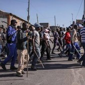 Sudafrica, proteste anti migranti: ronde manifestanti tra le case per cercare irregolari