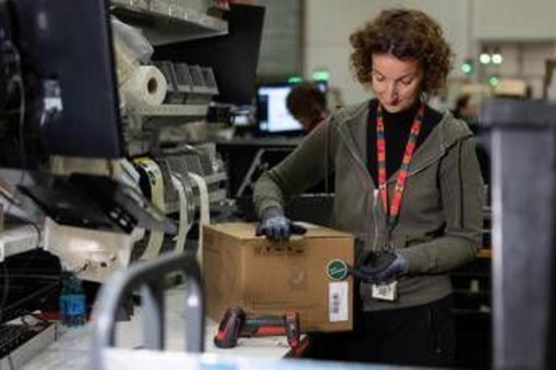 Amazon trasforma centro di distribuzione di Castel San Giovanni nel primo centro resi d’Italia