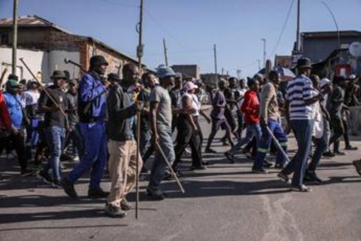 Sudafrica, proteste anti migranti: ronde manifestanti tra le case per cercare irregolari Sudafrica, proteste anti migranti: ronde manifestanti tra le case per cercare irregolari