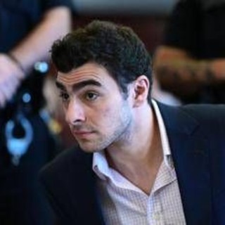 "Depilare sopracciglia e vestire di nero": gli appunti di Luigi Mangione prima di uccidere Thompson "Depilare sopracciglia e vestire di nero": gli appunti di Luigi Mangione prima di uccidere Thompson