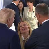 Trump-Meloni, siparietto distensivo al G7: "Io abbandonato", "Noi sempre amici"